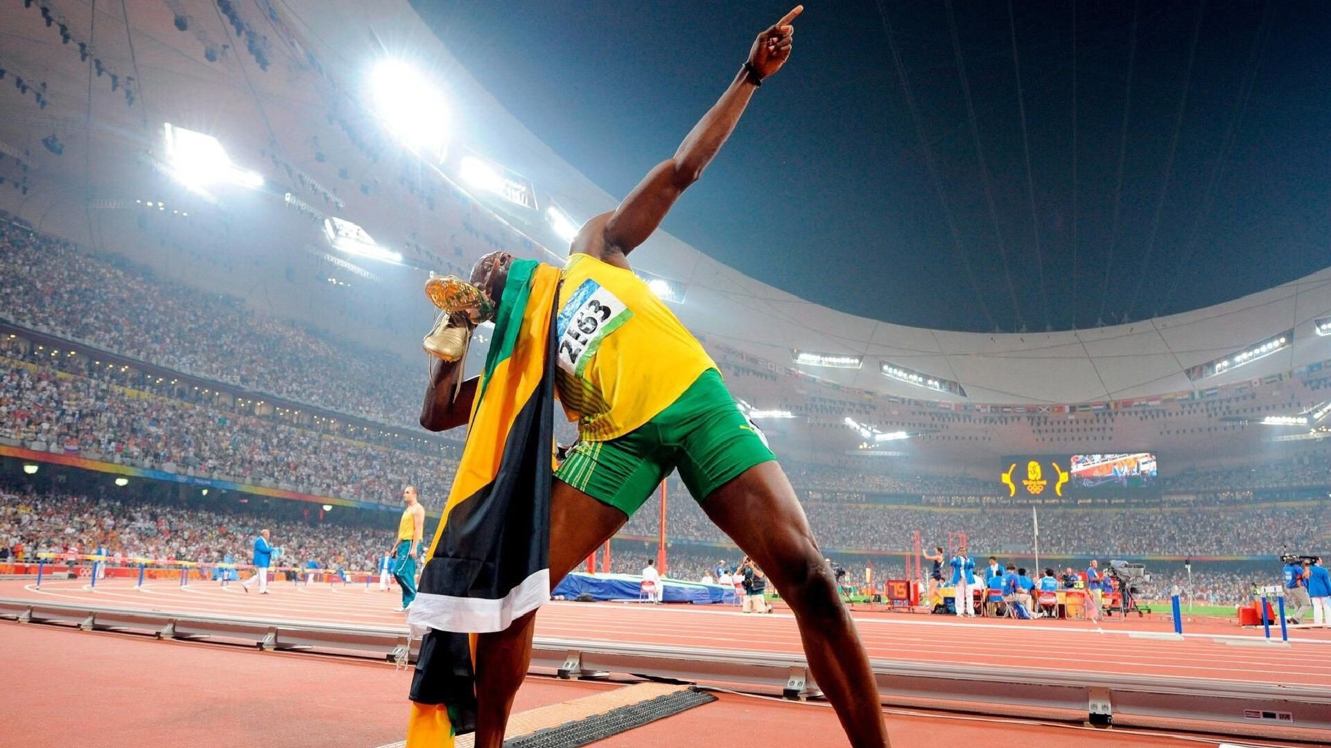 “高新体育中心：篮球选手拼尽全力，赛场高潮迭起”