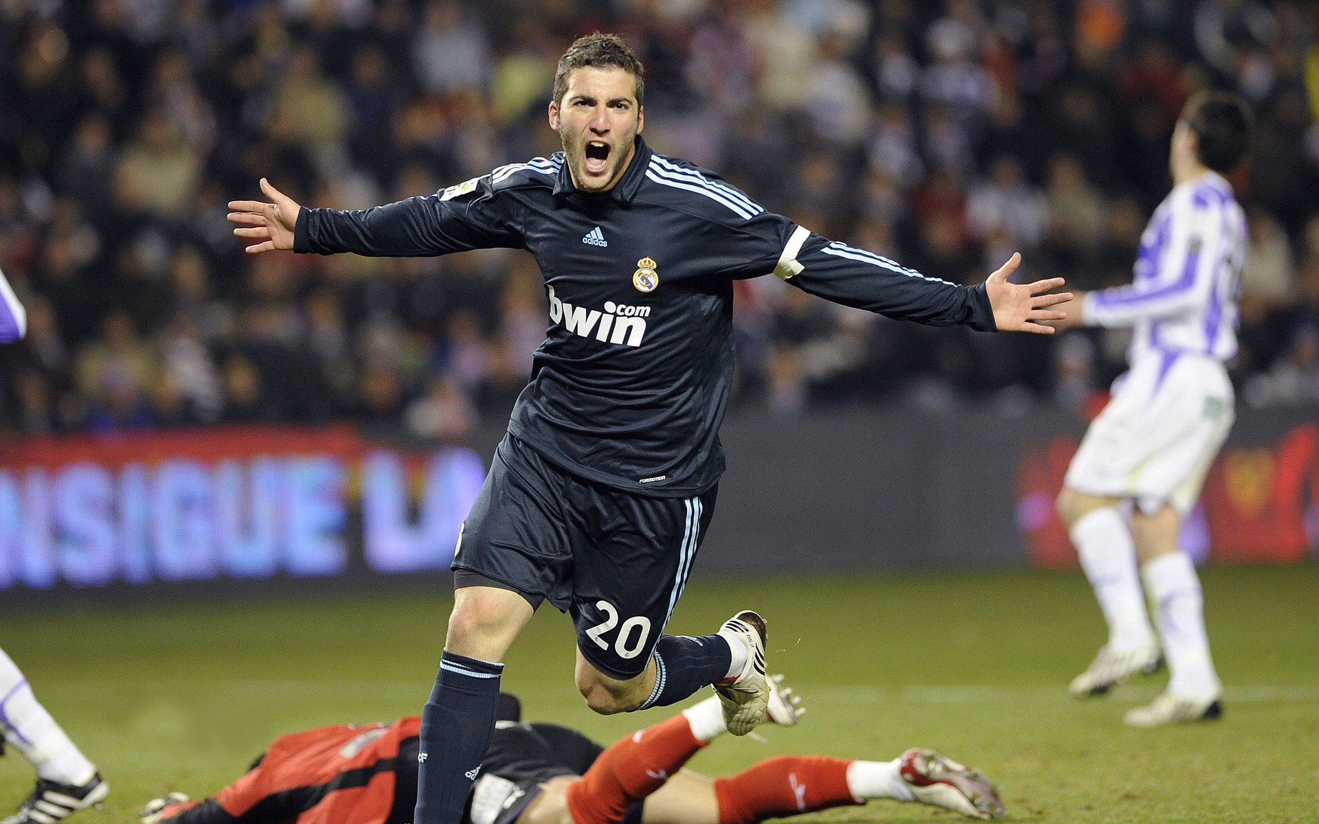 开云在线登入-卡利亚里前锋跑位灵活打乱防线，卡利亚里战绩500